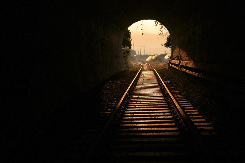 Tunnelportal einer Bahnstrecke, sinnbildlich für die Tunnel-Panne bei der ÖBB und fehlende Notfalltrainings – Foto: KIMDAEJEUNG / Pixabay