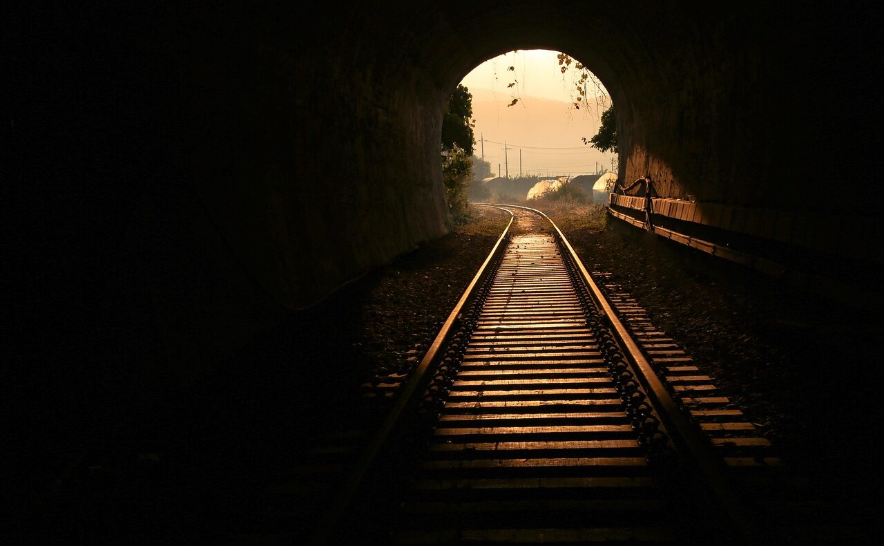Tunnelportal einer Bahnstrecke, sinnbildlich für die Tunnel-Panne bei der ÖBB und fehlende Notfalltrainings – Foto: KIMDAEJEUNG / Pixabay