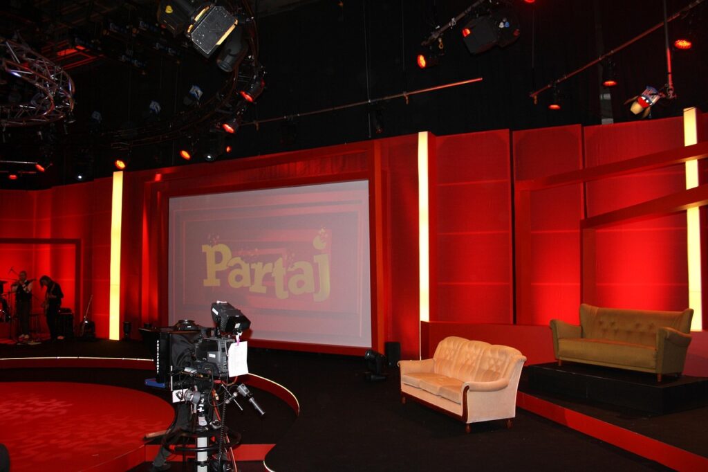 Ein für zwei Personen gedeckter Tisch symbolisiert das Wiedersehen von Tommy Haas und Alessandra Meyer-Wölden in der neuen Show – Foto: 12019 / Pixabay